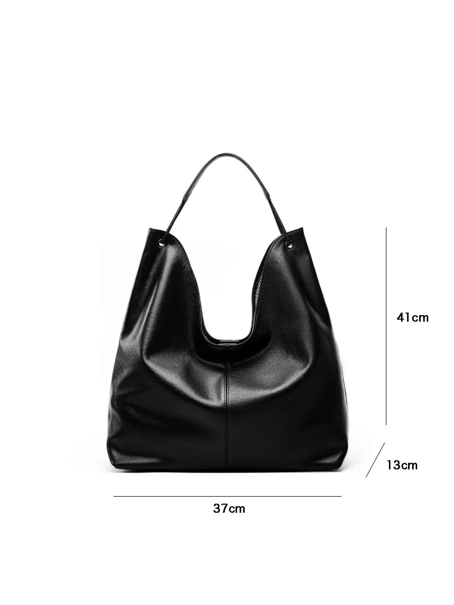 Black handbag with measurements on a white background